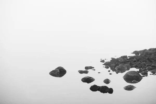 Mlha v jezeře. Ranní přírodní voda bílá mlha. — Stock fotografie