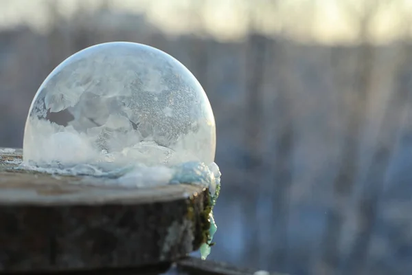 Le bolle di sapone si congelano al freddo. L'acqua saponata invernale si congela in t — Foto Stock