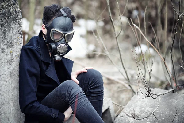 The guy in the coat and gas mask. Post-apocalyptic portrait of A — Stock Photo, Image