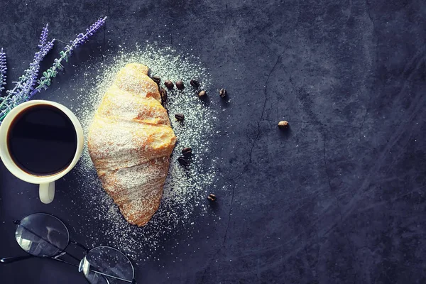 Friss péksütemények az asztalon. Francia ízesített croissant. — Stock Fotó