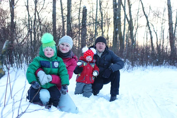 Giovane famiglia con bambini in inverno — Foto Stock