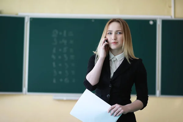 Jong meisje leraar op de basisschool — Stockfoto