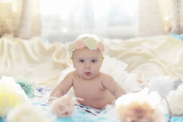 De kleine baby ligt op de wieg. Pasgeborene. — Stockfoto
