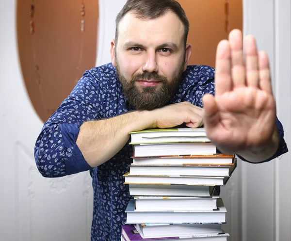 Genç sakallı biri ders kitapları ile — Stok fotoğraf