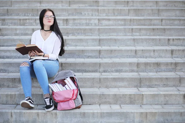 Chica estudiante en la calle con libros —  Fotos de Stock