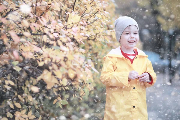 Les enfants marchent dans le parc première neige — Photo