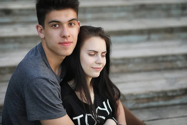 Casal jovem no primeiro encontro — Fotografia de Stock