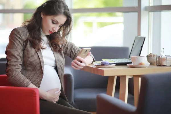 Pregnant woman working on computer in cafe — Stock Photo, Image