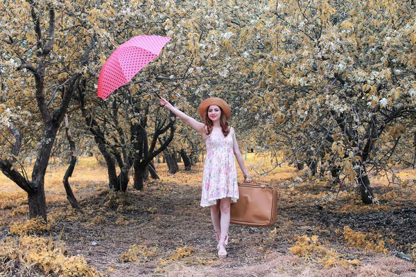 Fille avec valise en cuir pour voyager dans le parc d'automne à pied — Photo