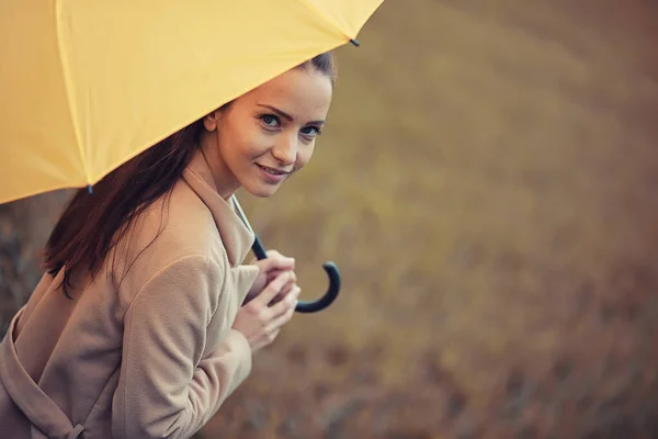 Fiatal lány az őszi parkban — Stock Fotó