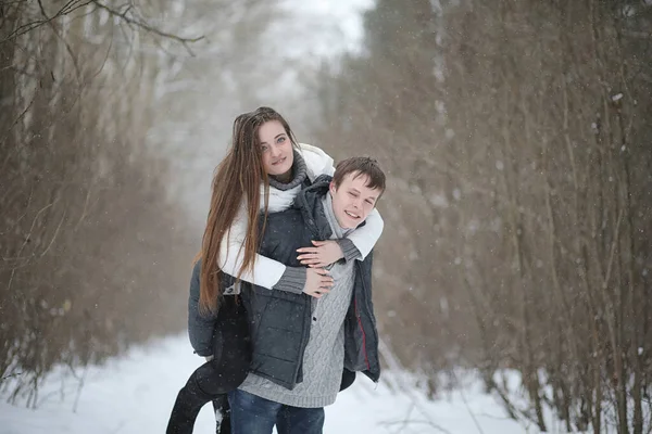 Par de amantes em uma tarde de inverno de data em uma nevasca de neve — Fotografia de Stock