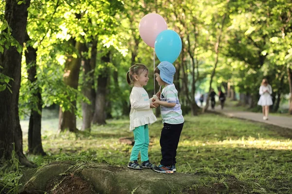 Küçük çocuk bir parkta yürüyüş — Stok fotoğraf