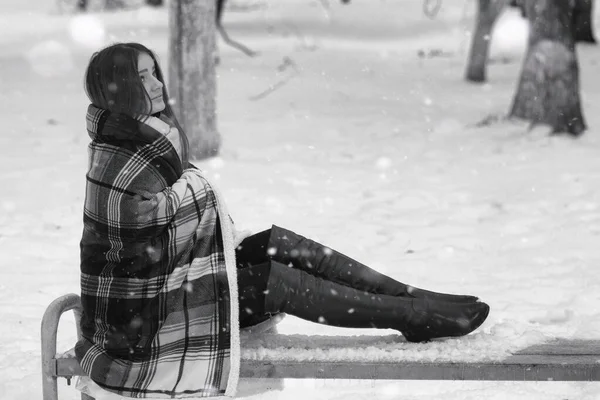 O fată într-o zi înnorată de iarnă — Fotografie, imagine de stoc