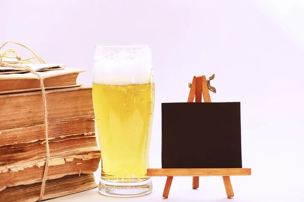 ヴィンテージ本や軽めのビールのマグカップのスタック — ストック写真