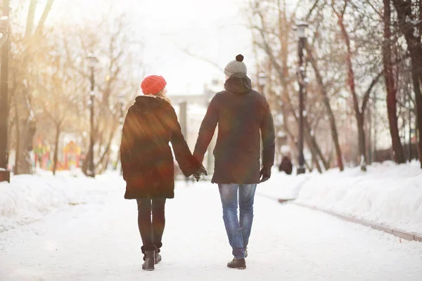 Молодая пара, идущая зимой — стоковое фото