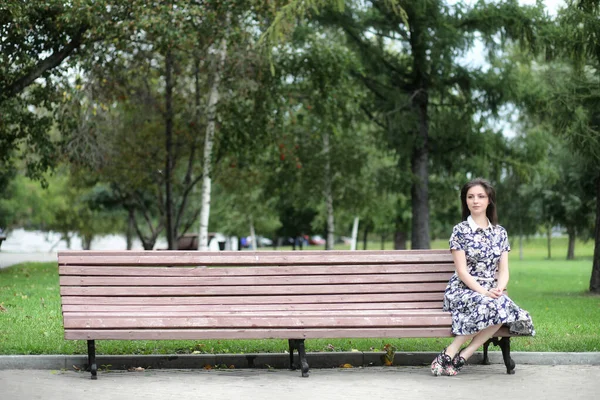 Menina bonita em vestidos para um passeio — Fotografia de Stock