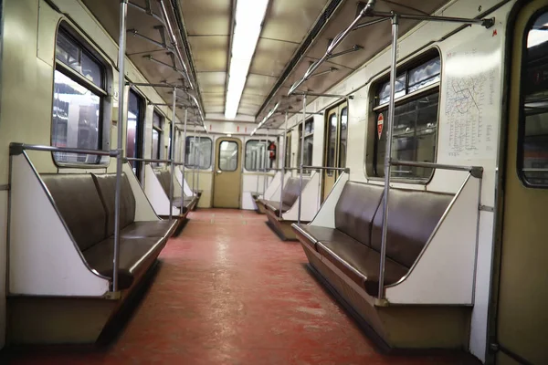 Coche subterráneo con asientos vacíos. Metro vacío. . —  Fotos de Stock