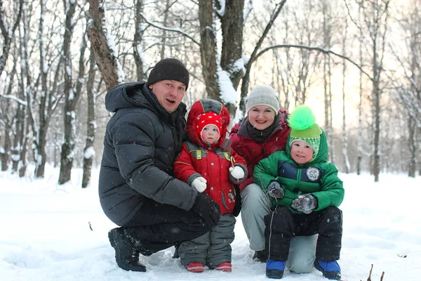 Família jovem com crianças no inverno — Fotografia de Stock