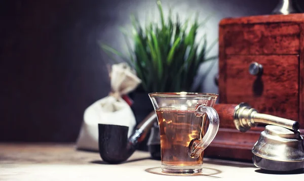 Brouwen van thee op een houten tafel — Stockfoto