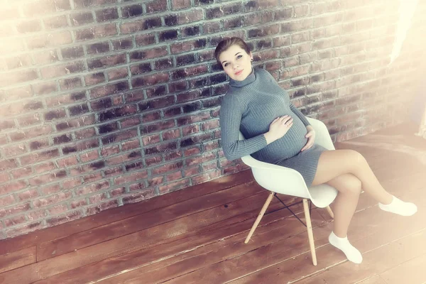 Gravid ung och vacker flicka i en vintage hem — Stockfoto