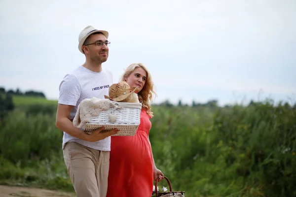 Chica embarazada con gran vientre y hombre joven al aire libre — Foto de Stock