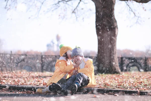 I bambini camminano nel parco prima neve — Foto Stock