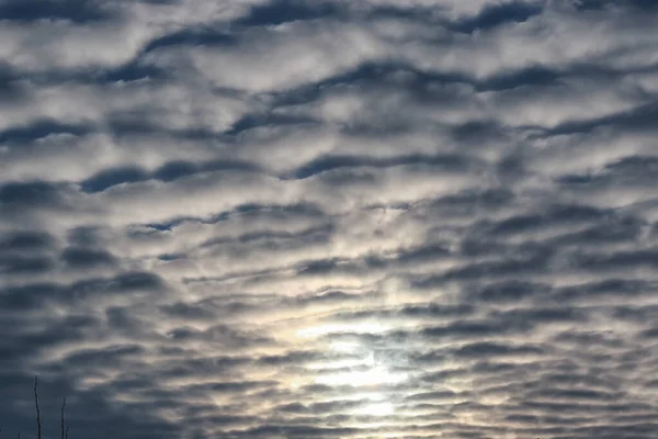 Getextureerde wolken in de blauwe hemel — Stockfoto