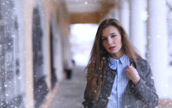 Chica joven al aire libre en invierno. Modelo chica posando al aire libre en un w — Foto de Stock