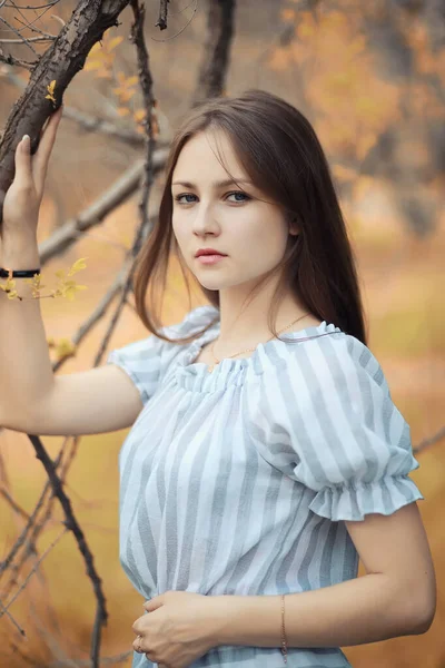 Jeune fille en promenade à l'automne — Photo