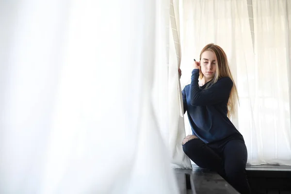 Jovem em casa relaxante — Fotografia de Stock