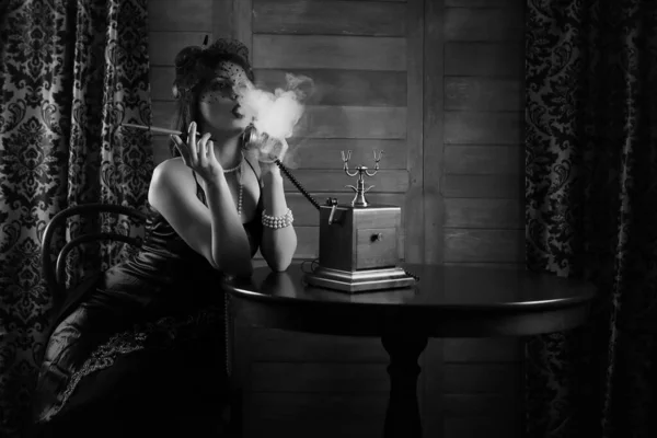 Krásná dívka v roce 1930 kouří jednobarevné — Stock fotografie