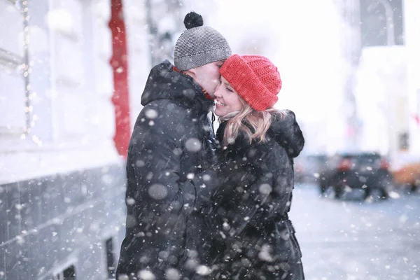 Pareja joven caminando durante el invierno —  Fotos de Stock