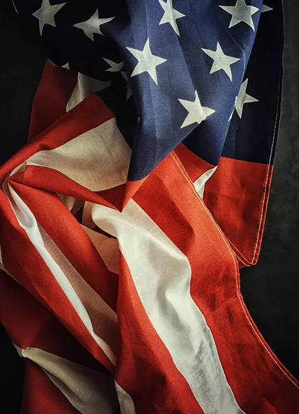 Amerikansk flagga på svart bakgrund. Plats för text. — Stockfoto