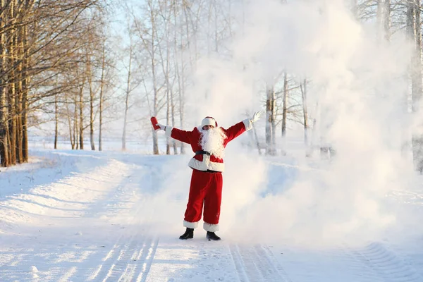 Санта на зимнем поле. Санта волшебный туман идет по й — стоковое фото