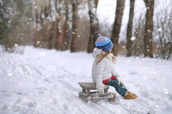 Um conto de fadas de inverno, uma jovem mãe e sua filha montam um trenó — Fotografia de Stock