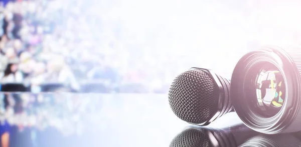 El micrófono en el escenario antes del debate . — Foto de Stock