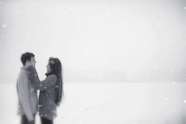 Una pareja cariñosa en un paseo de invierno. Hombre y mujer en una cita en el — Foto de Stock