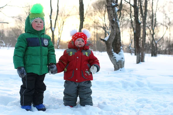 Familia joven con niños en invierno — Foto de Stock
