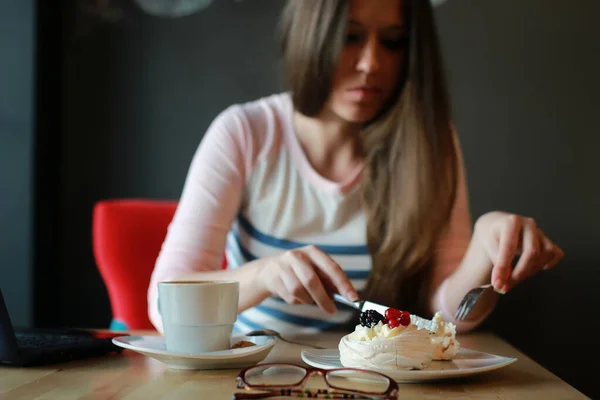 Flicka i ett café för en kopp kaffe med anteckningsboken — Stockfoto