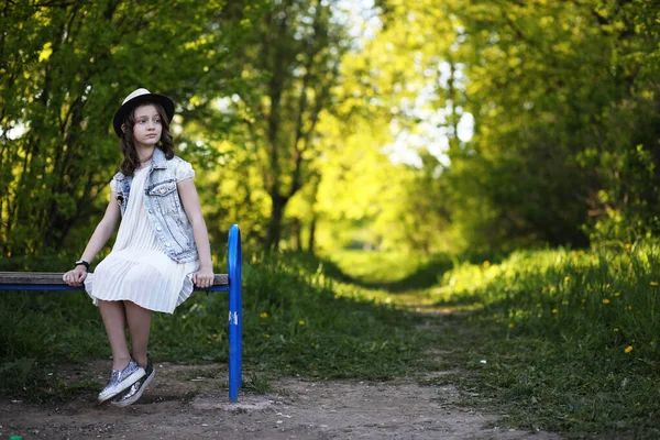 Дівчина в парку навесні — стокове фото