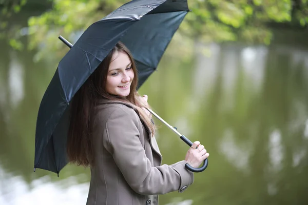 Молодая девушка в пальто в весеннем парке — стоковое фото