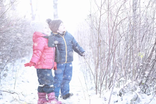 Los niños caminan en el parque primera nieve — Foto de Stock