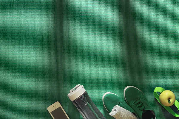 Esterilla para practicar yoga en el suelo. Estilo de vida saludable . — Foto de Stock
