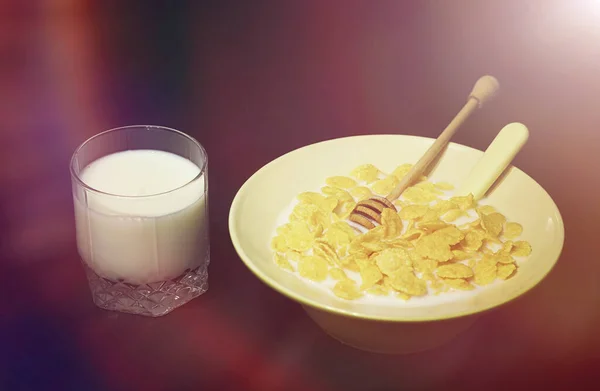 Corn flakes in a plate. Breakfast from flakes with honey and mil — Stock Photo, Image