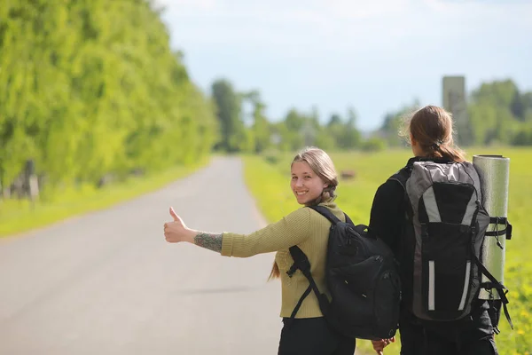 Viajar com uma mochila a pé — Fotografia de Stock