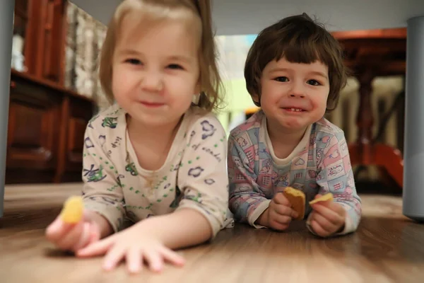 Portrait Beautiful Young Family Sitting Floor Home — Stock Photo, Image