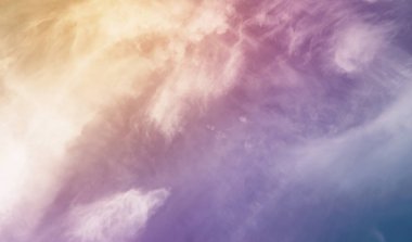 Beyaz bir gökyüzünde bulutlar