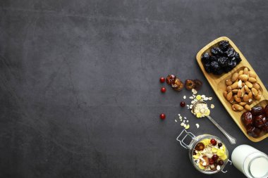 Sağlıklı kahvaltı. Süt lügatli tahıllardan Müsli.