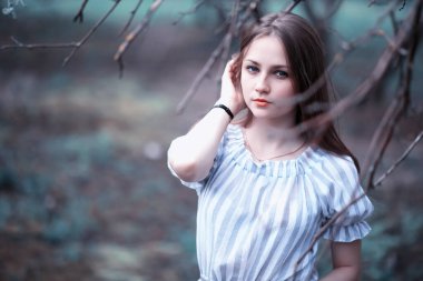 Bir kız bir bahar yeşil park