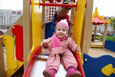 Çocuklar oyun bahçesinde oynuyorlar.